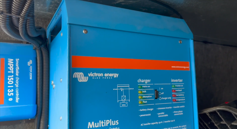 inverter qui est aussi chargeur et un convertisseur
